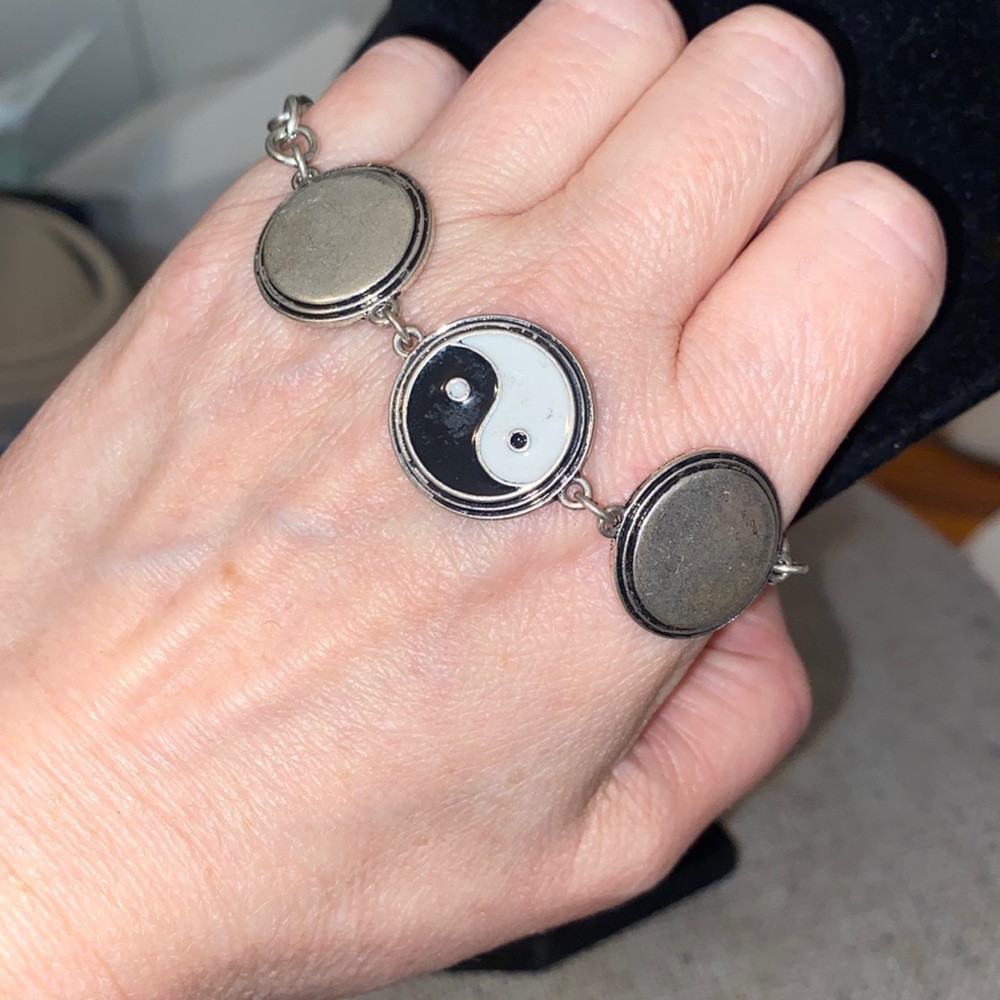 NWT FREE PEOPLE SILVER Ying Yang bracelet!!! Wow! Pretty!